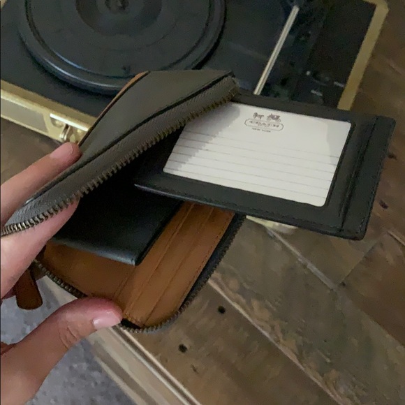 Brand new Coach Zippered Wallet - Picture 4 of 6